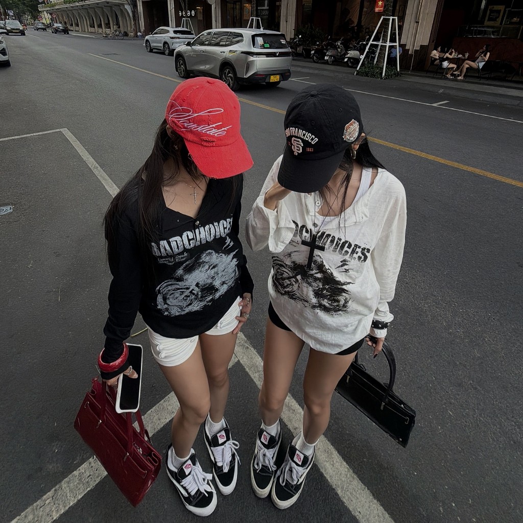 Bad Choices | Áo tay dài henley racing UNTAMED CAPSULE vải xước mỏng form ôm | BigBuy360 - bigbuy360.vn