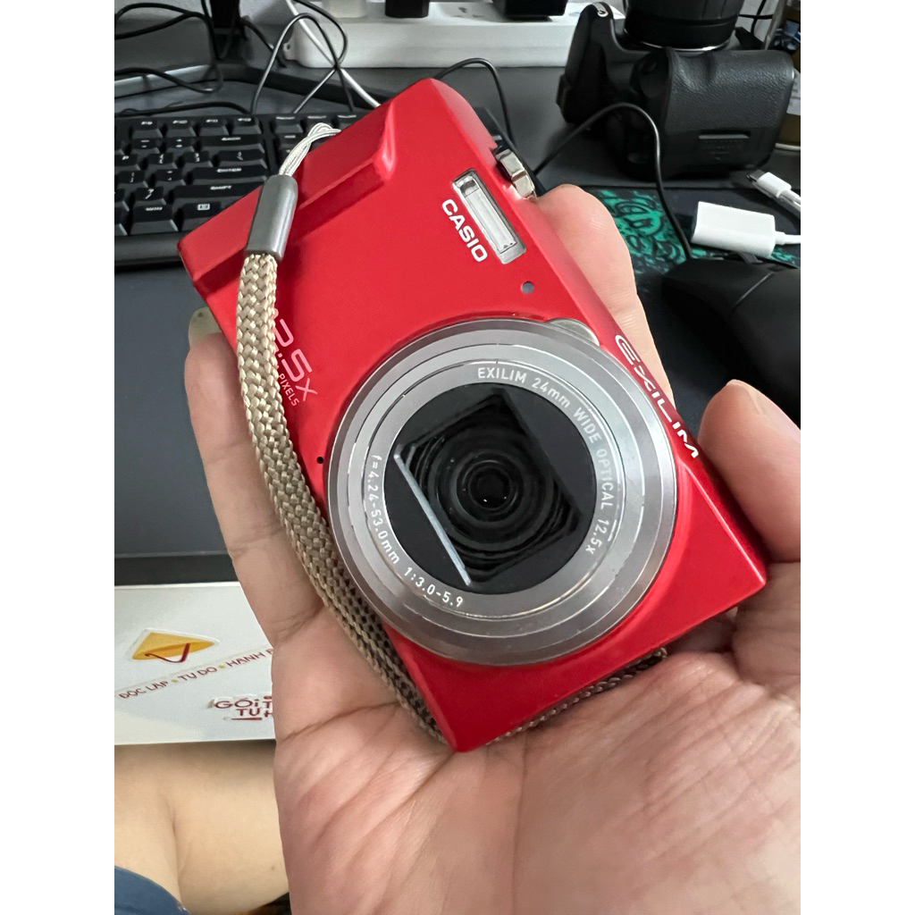📦 Casio Exilim ZS100 đỏ – Zoom xa, tiện du lịch