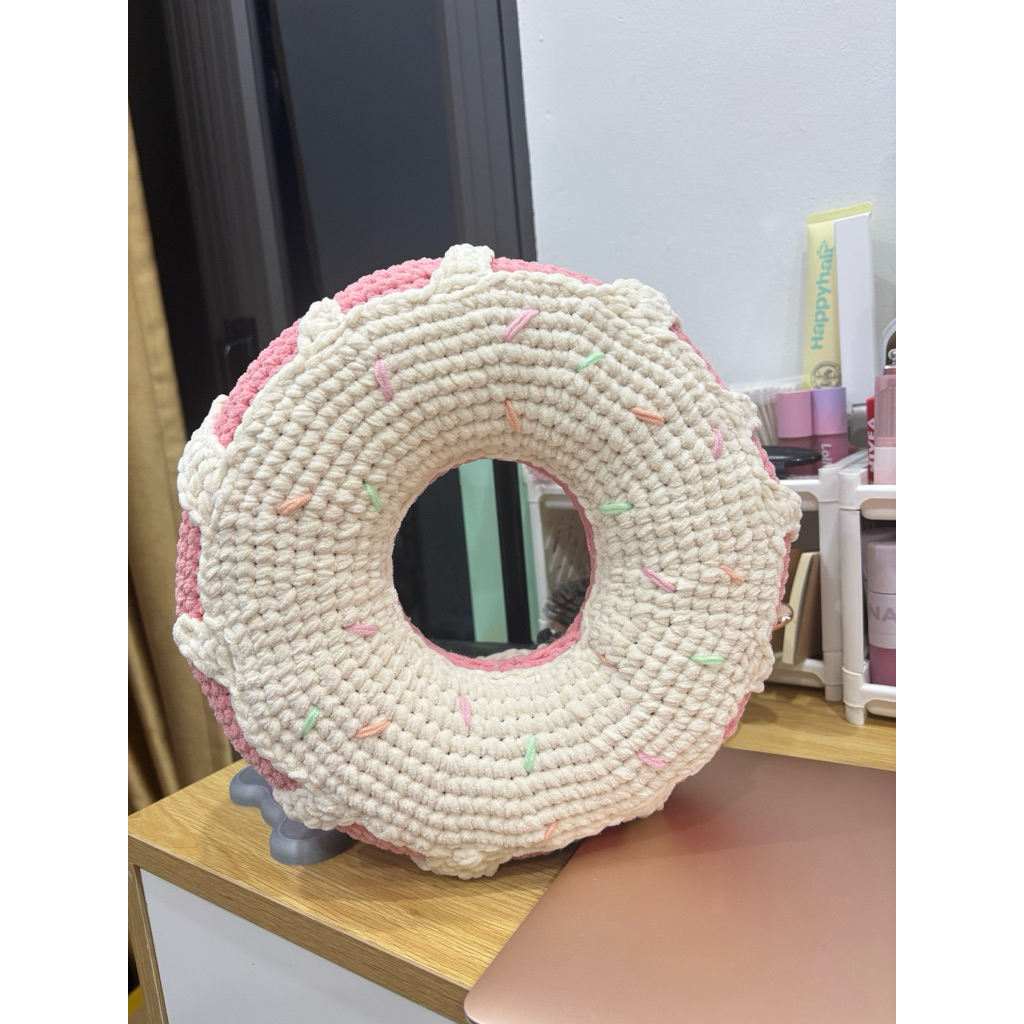 Gối bánh Donut bằng len móc nhồi bông