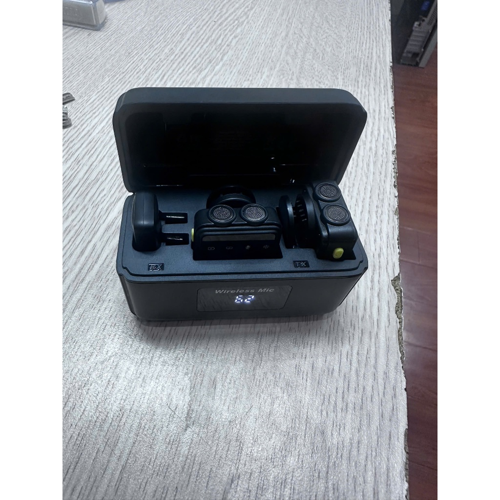 Mic Thu Âm Không Dây Kép Wireless Mic 2 Người – Cài Áo Mini, Lọc Ồn Chủ Động, Pin Dock Sạc LED, Kết 