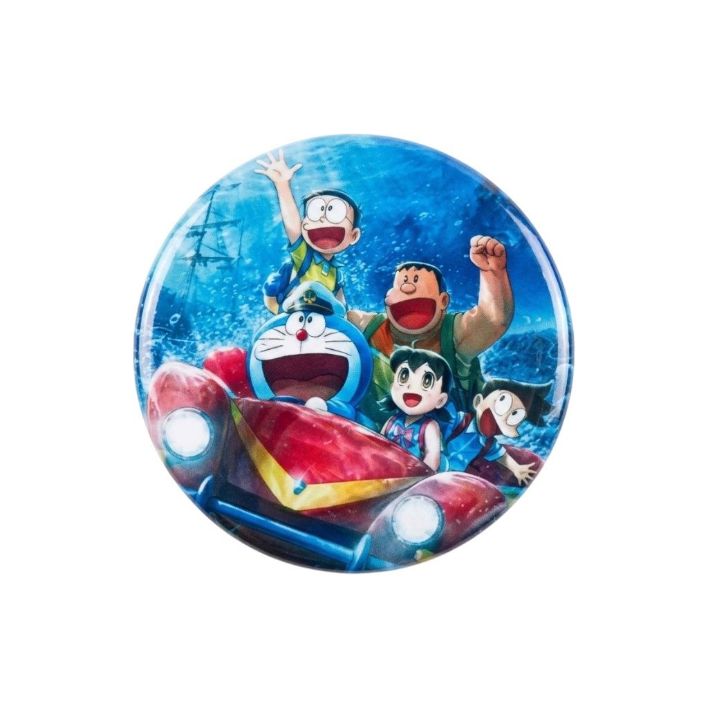 Huy hiệu Doraemon Movie 2026 4.4 cm M290426