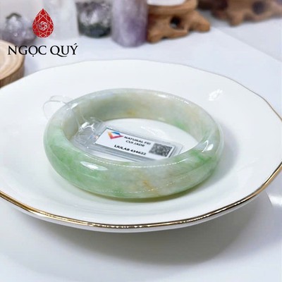 Vòng cẩm thạch A Myanmar - Ngọc phỉ thúy type A bản hẹ xanh táo điểm hoàng phỉ chất nếp mịn (kèm kđ type A) - Ngoc Quý