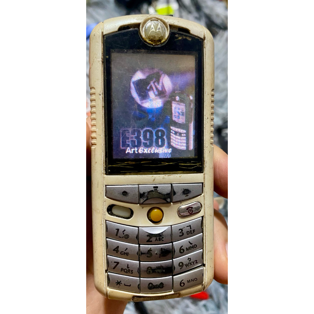 Xác Motorola E398 kèm bin cũ hết điện, máy sống lên màn oce, nhà mạng cingular, đủ nắp, ae sưu tầm v