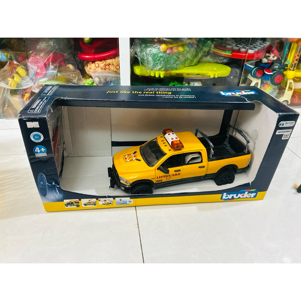 Mô hình Xe Cứu Hộ Bãi Biển RAM 2500 BRUDER Kèm Ván Chèo Đứng chính hãng ( Hàng 2nd)