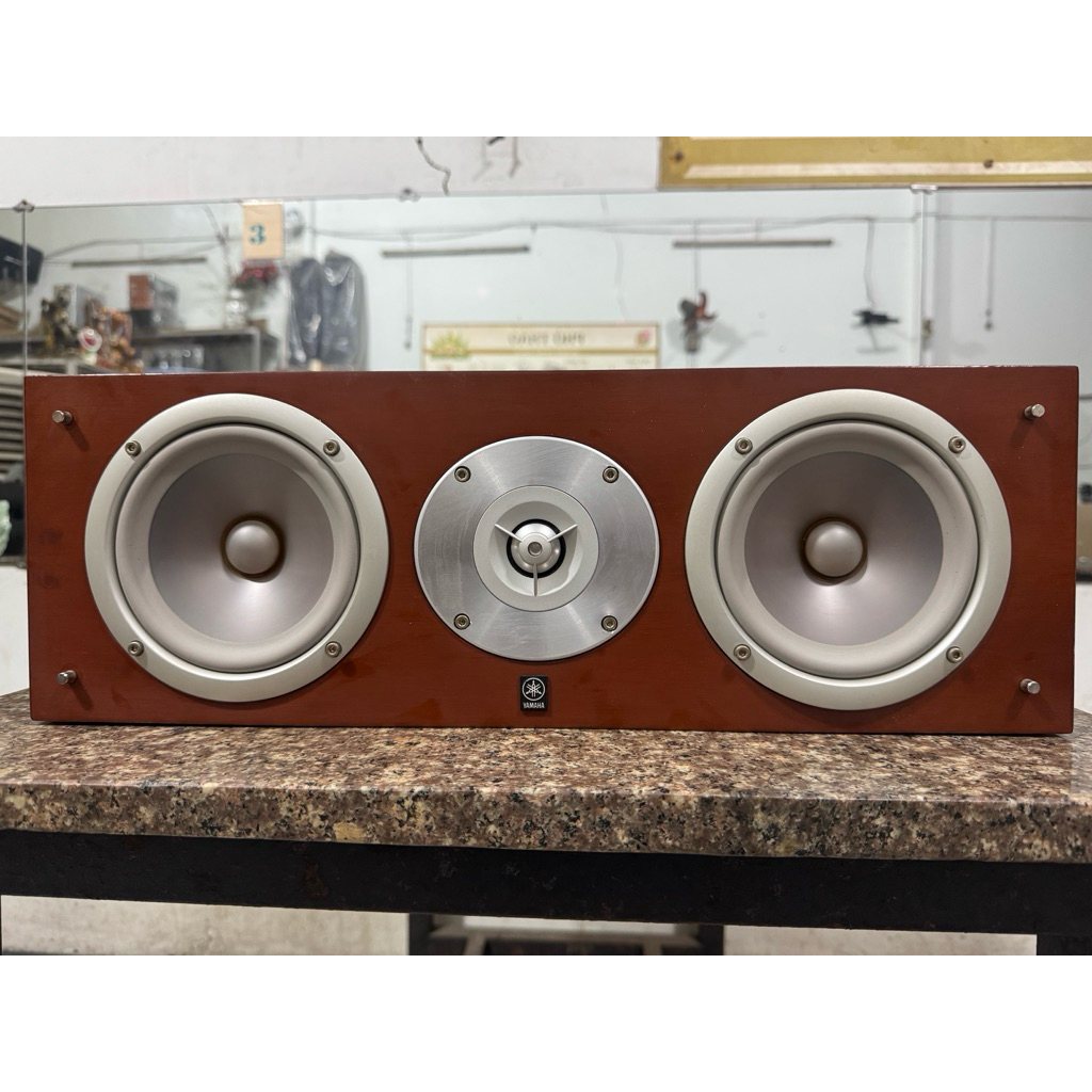 Loa Center Yamaha NS-C515 có thiết kế 2 loa bass 14,5cm và một Treble dome 11cm loa zin đẹp âm thanh