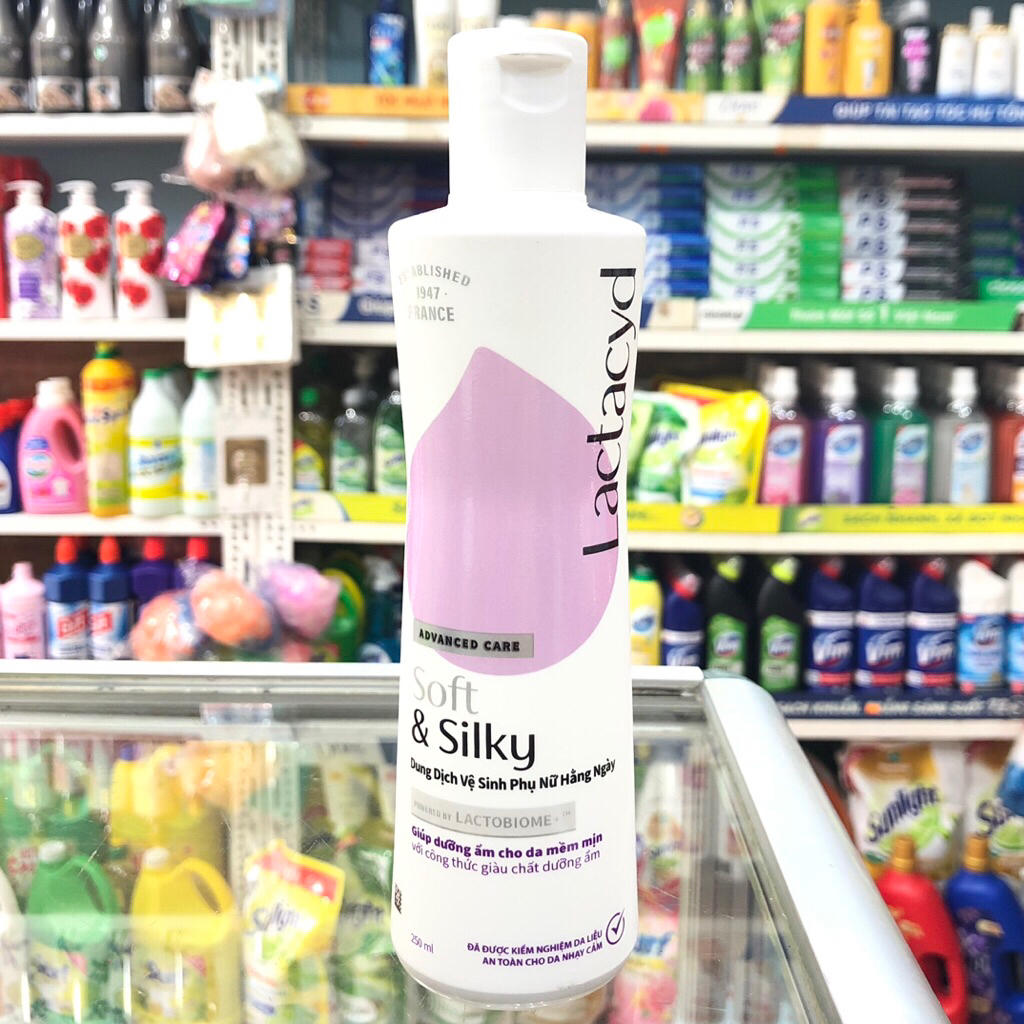Dung Dịch Vệ Sinh Phụ Nữ Lactacyd Soft & Silky 250ml