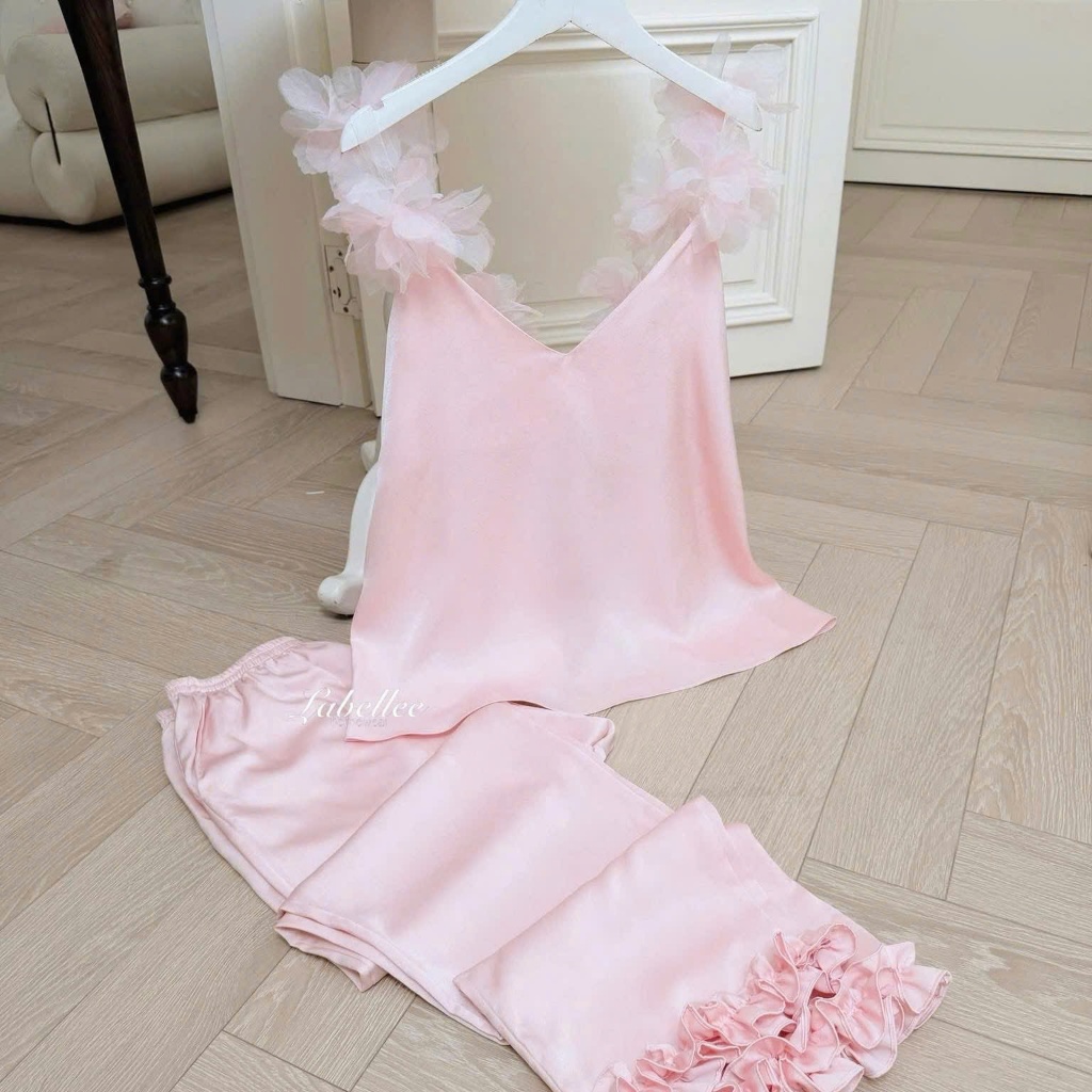 Bộ đồ ngủ 2 dây màu hồng phối voan hoa Labellee chất lụa mềm mại, thoải mái, quyến rũ