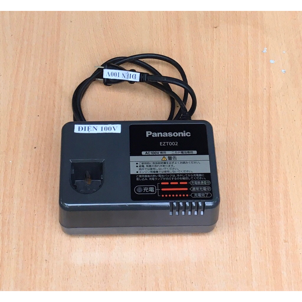 Sạc Panasonic hàng bãi dùng cho cả National . Sạc Panasonic EZT002.  Sạc pin Niken . Điện 100V