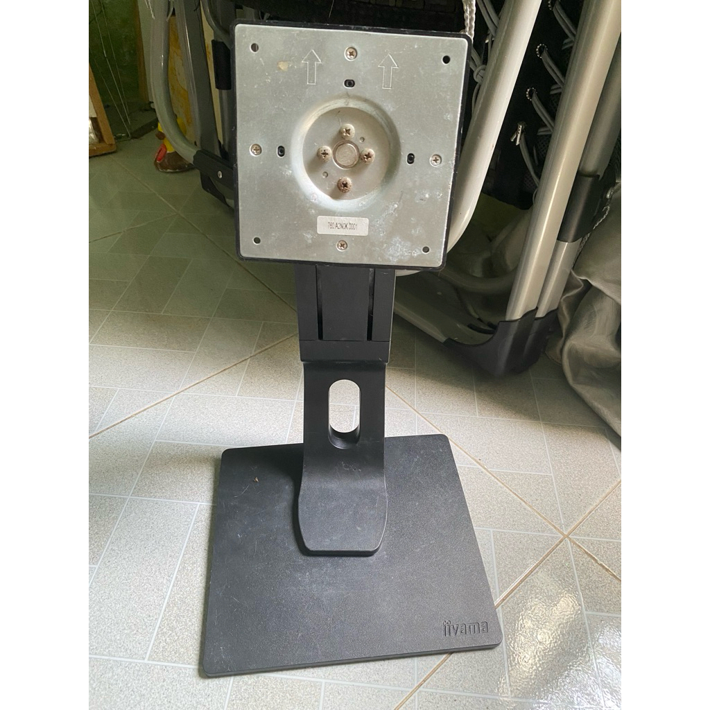 pass chân đế màn hình máy tính iiyama có thể xoay và nâng hạ độ cao