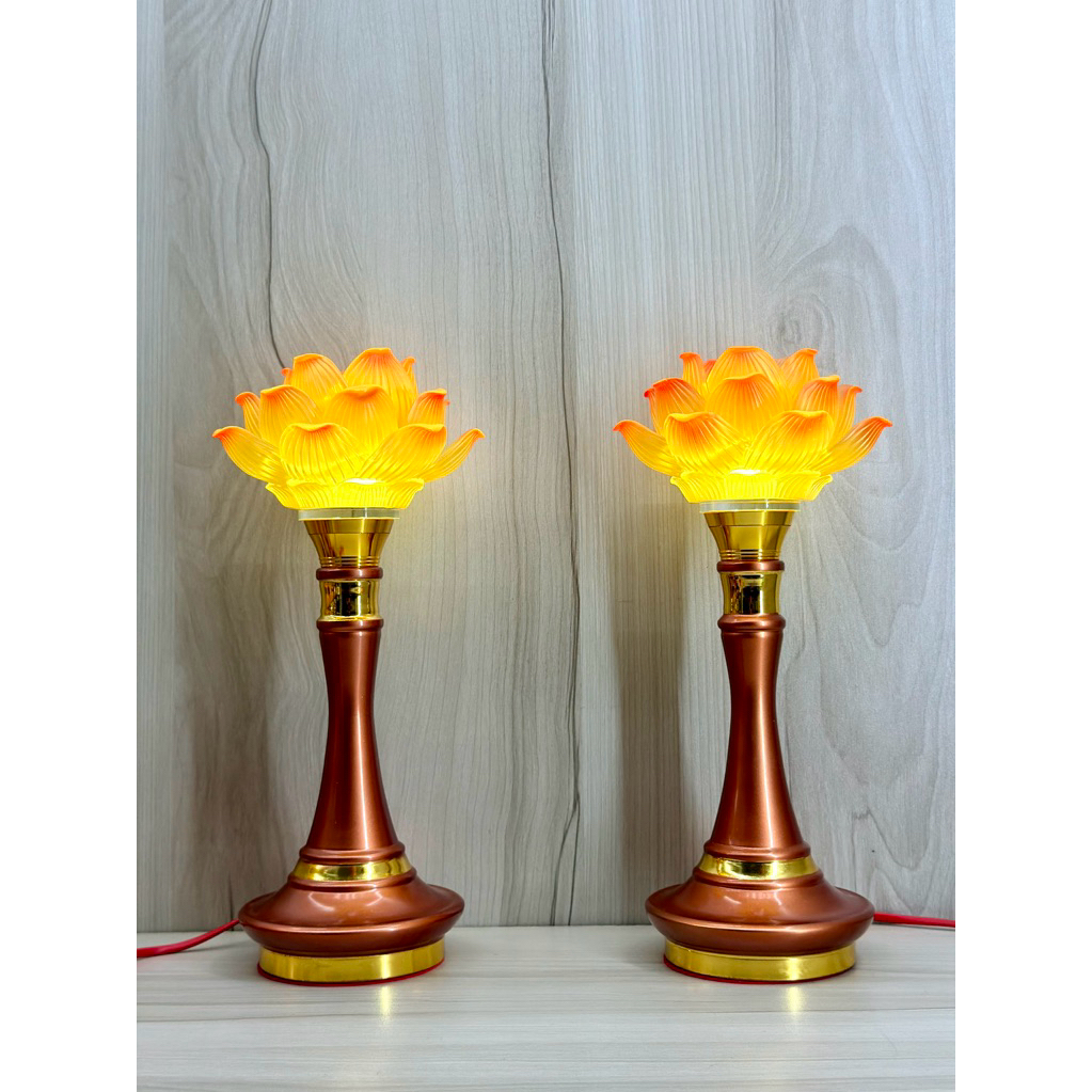 Một cặp đèn thờ hoa sen vàng đổi màu nhiều kích thước