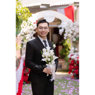 Hoa cưới cầm tay cô dâu