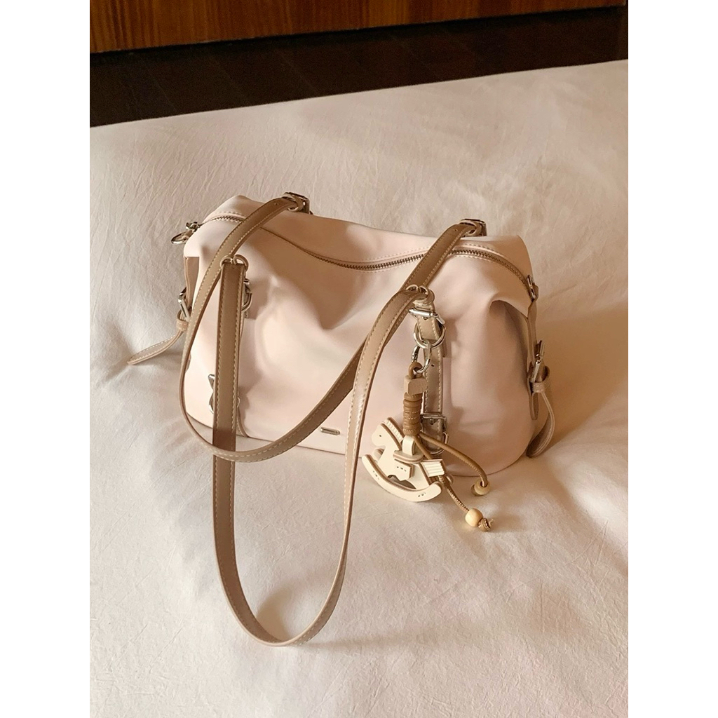 [𝑪𝒉𝒊𝒐'𝟐𝒏𝒅] Túi Chio'2nd dáng bostom phối charm ngựa gỗ (Cam kết chính hãng)