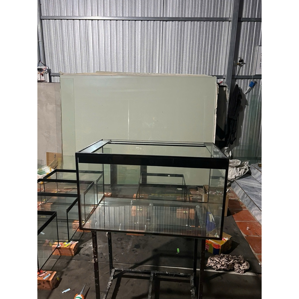 Hồ  cá 70x40x40 kính 8li MẶT TRƯỚC . SAU  MÀI vi  tính bã keo đen  có kiềng  viền