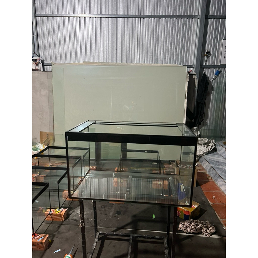 Hồ cá 70X40X40 Kính 8li MẶT TRƯỚC ,SAU mài vi tính Bã keo đen có kiềng viền