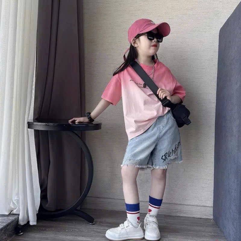 Bộ áo cổ tròn chữ line if quần jean lửng bé gái 13-23kg