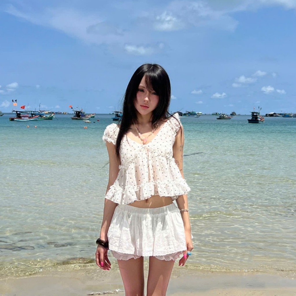 AREUM Áo kiểu nữ ARA TOP cổ V tay bèo vải tơ nhăn | BigBuy360 - bigbuy360.vn