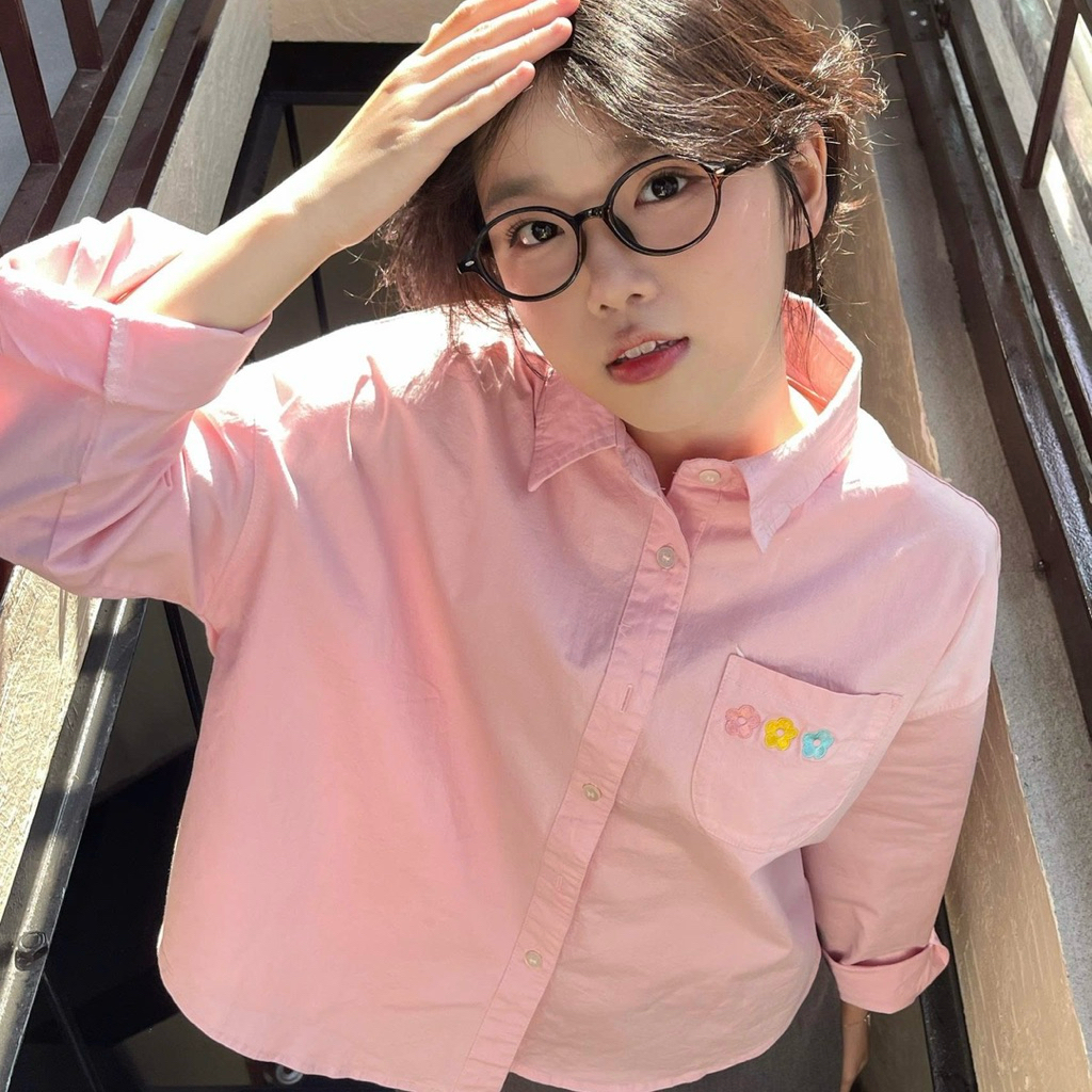 Áo sơ mi nữ dáng ngắn Lilla Top Togo Clothing Form rộng tay dài thêu hoa thanh lịch cá tính | BigBuy360 - bigbuy360.vn