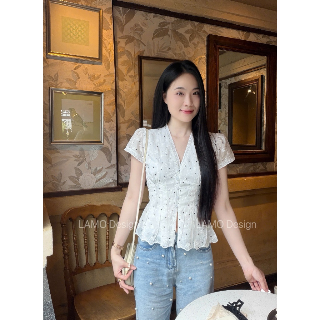 Áo sơ mi cổ V xô hoa thêu chấm bi viền ren trẻ trung LAMO - B1567 | BigBuy360 - bigbuy360.vn