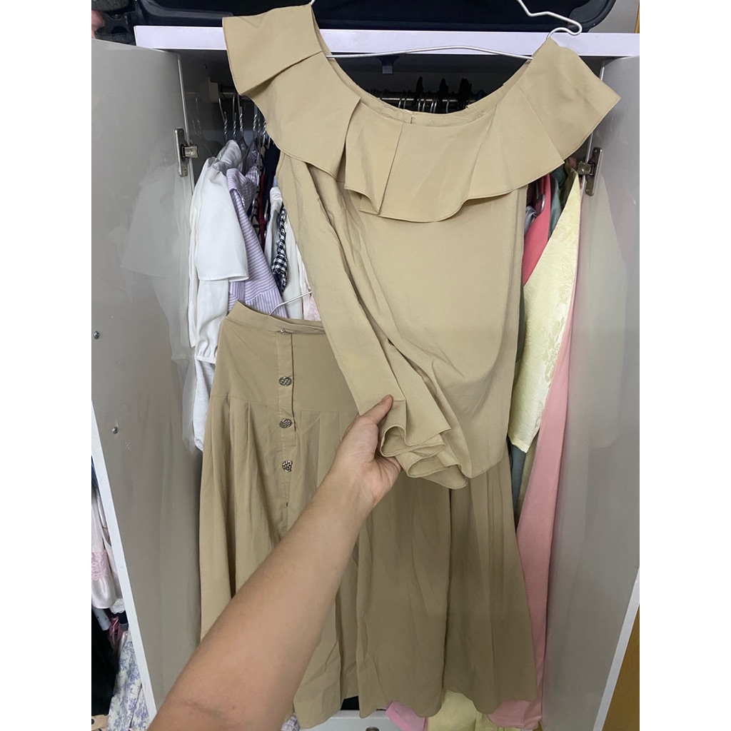 Set của SIXDO size M, áo ko còn nguyên bản do mình sửa để fix dáng, áo là dạng trễ vai, vải siu đẹp 