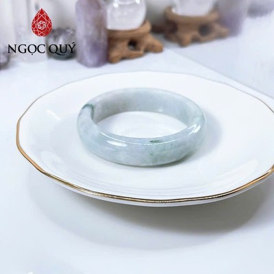 Vòng cẩm thạch A - Ngọc phỉ thúy type A bản hẹ bạch ngọc điểm bông xanh ni 52-58mm LM103- Ngoc Quý