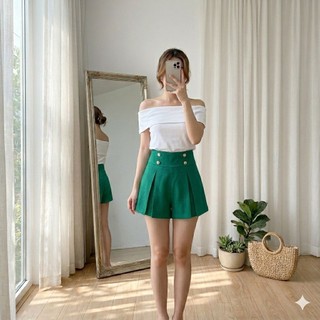 Quần short xếp ly giả váy đính nút