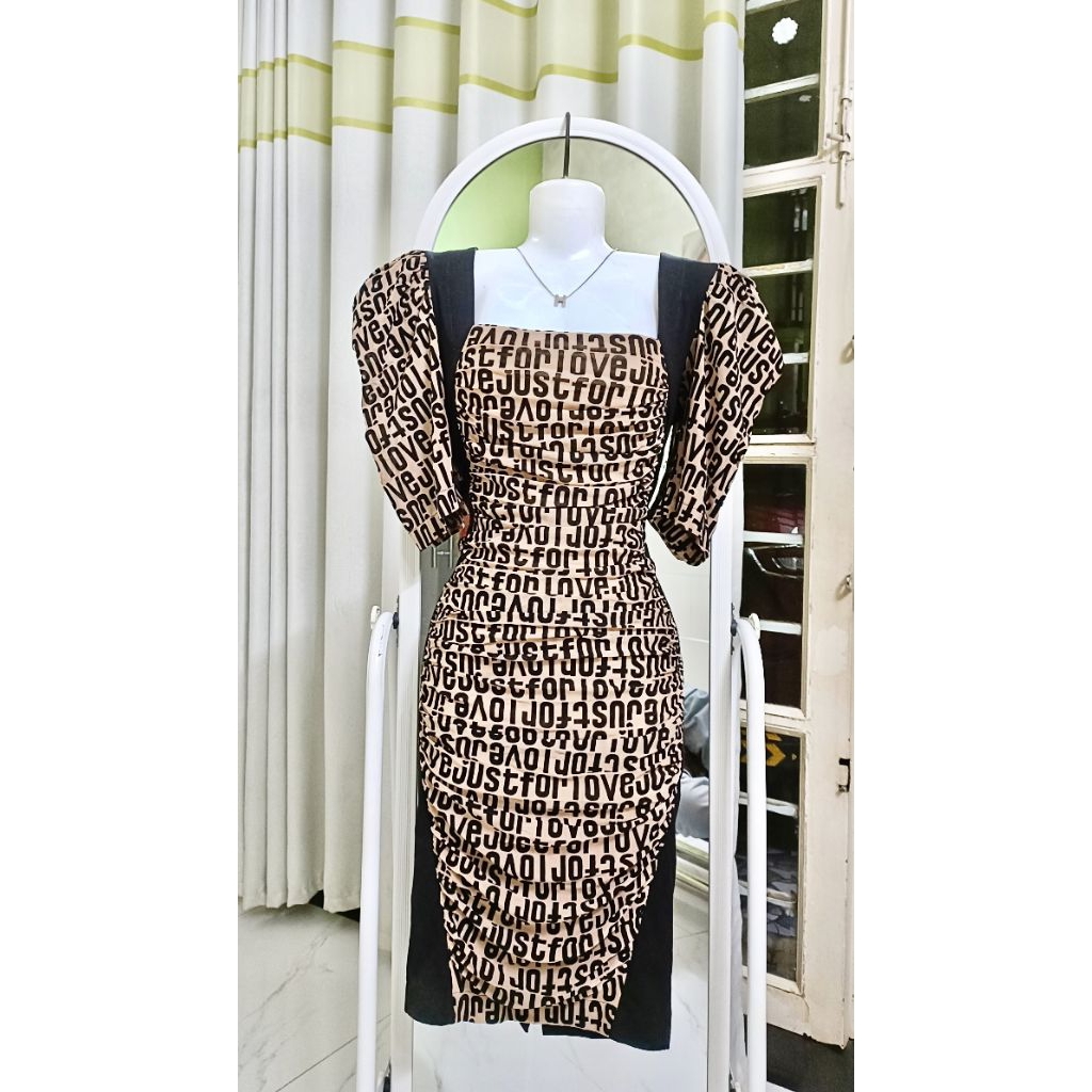 Đầm body thun nhún phối chữ tay phồng size M
