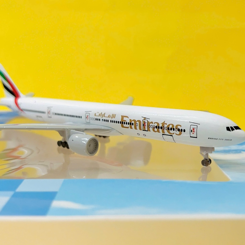 MÔ HÌNH MÁY BAY "EMIRATES AIRLINES" BOEING B777-300ER TỈ LỆ 1:400 (20CM) BÁNH XE ĐÚC LIỀN NGUYÊN KHỐ