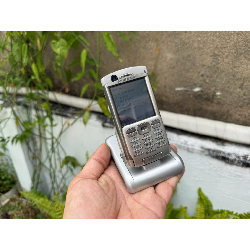 Sony ericsson p990i (2338) nhận mọi sim , cáp sạc usb, thẻ nhớ