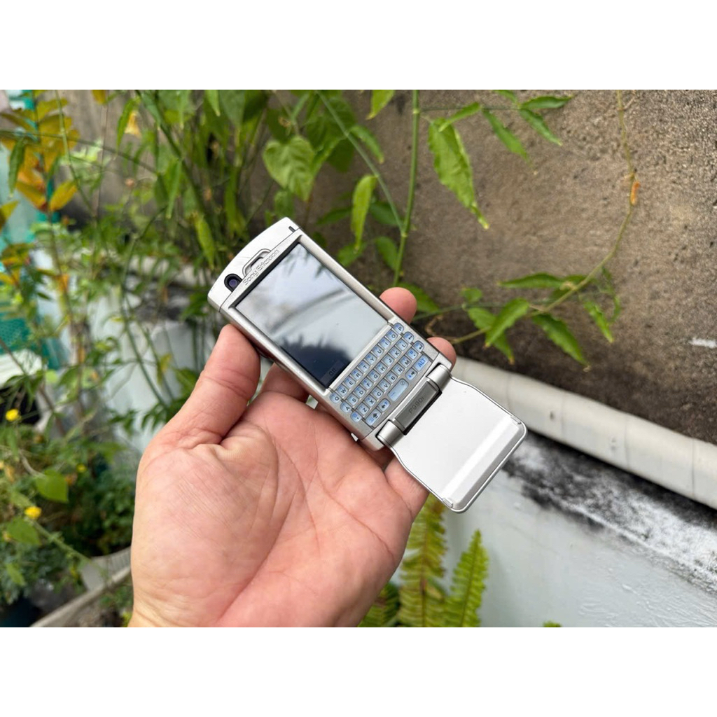 Sony ericsson p990i (9433) nhận mọi sim có cáp sạc usb, thẻ nhớ