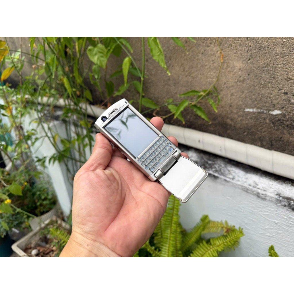 Sony ericsson p990i (1990) nhận mọi sim có cáp sạc usb, thẻ nhớ