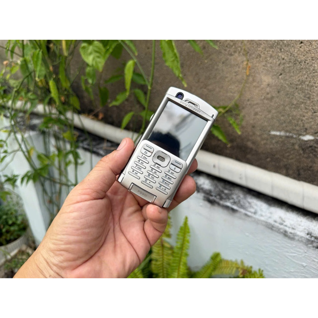 Sony ericsson p990i (6562) nhận mọi sim có cáp sạc usb, thẻ nhớ