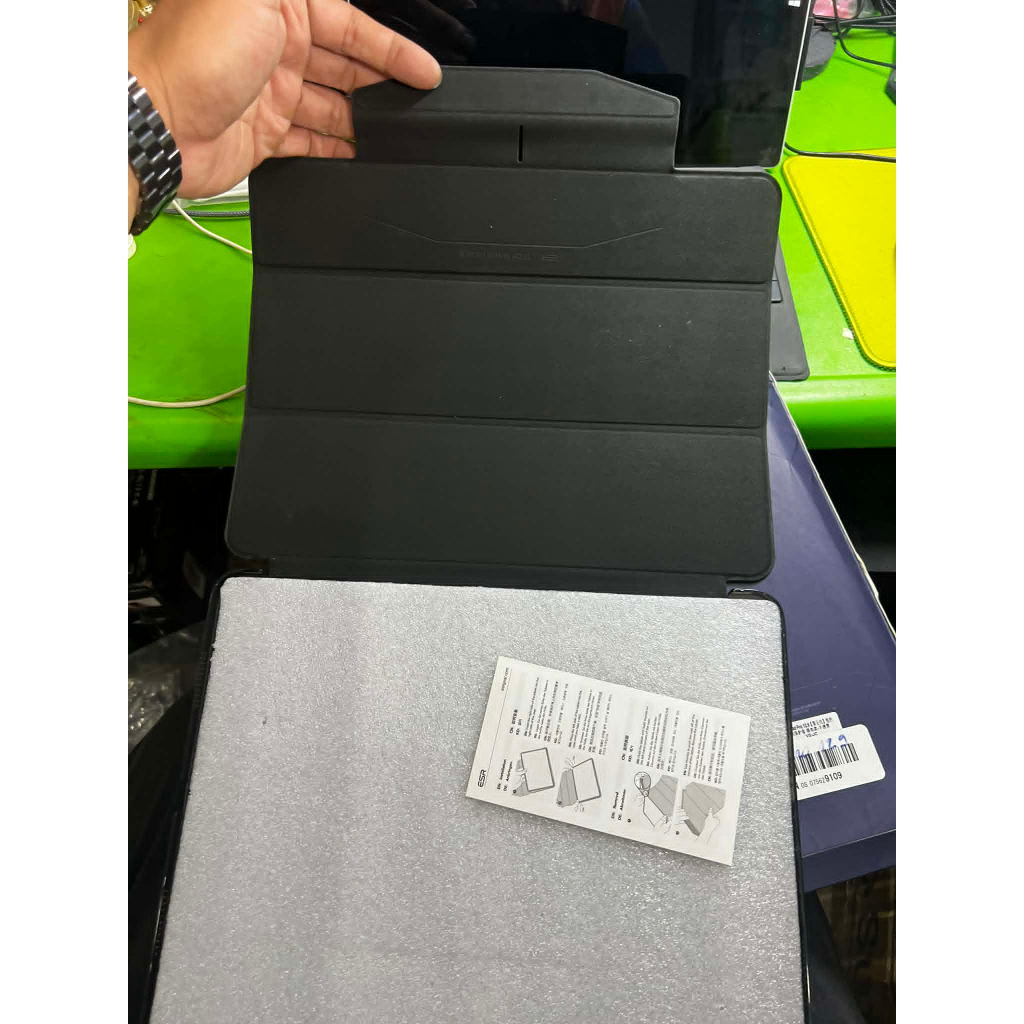 Ốp ipad của  ESR dành cho  iPad pro m1 và m2  12.9 inch