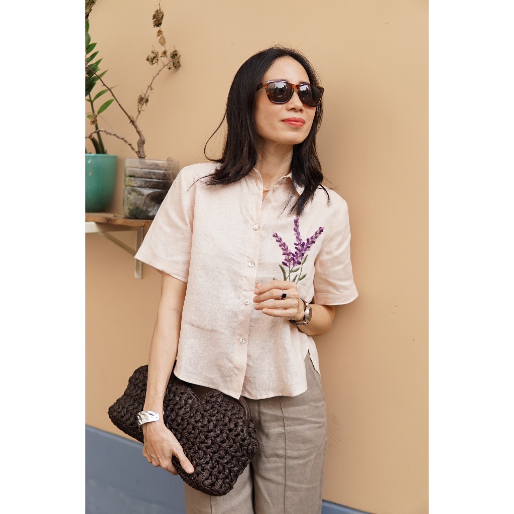 A237 Áo sơ mi linen tay cộc thêu tay hoa lavender LUISA