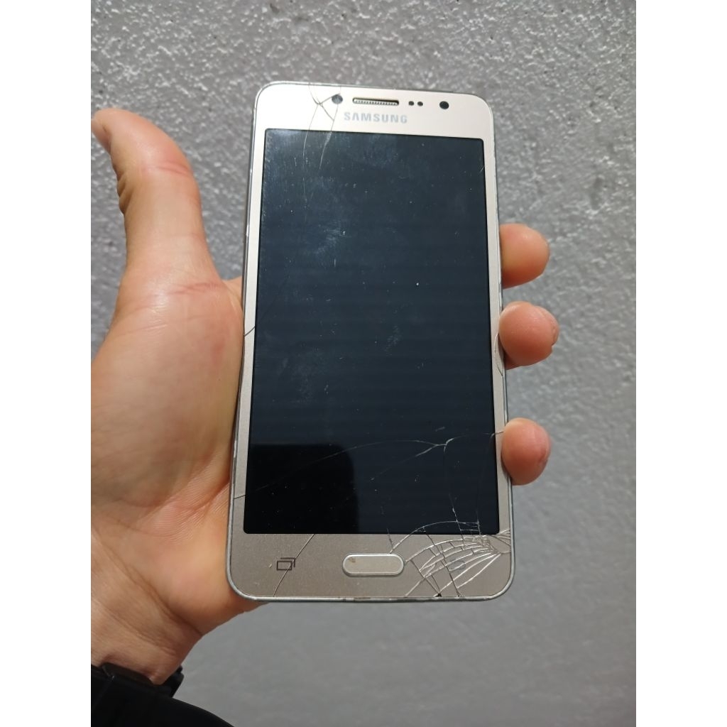 xác điện thoại Samsung Galaxy J2 Prime.hoạt động bình thường. chỉ bể màn ,pin hơi yếu