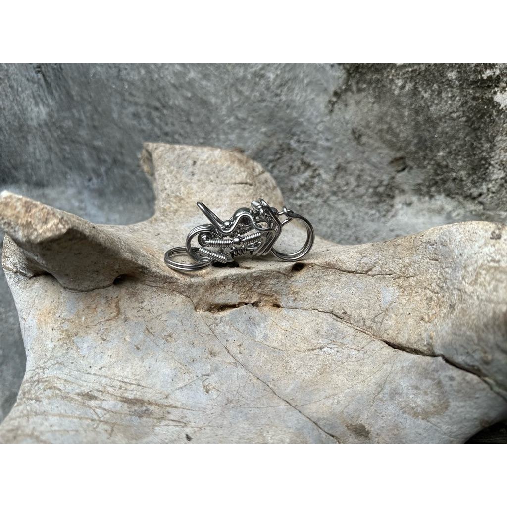 móc khóa inox thủ công hình xe máy