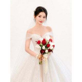 Hoa cưới cầm tay cô dâu