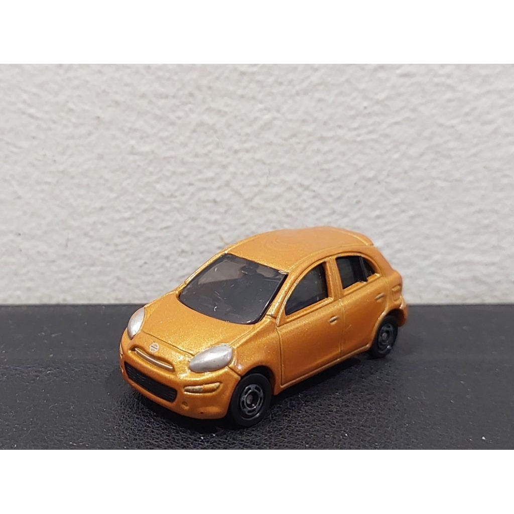 Xe mô hình Tomica Nissan March (Tomica Let's Play with Tomica Carrier Car Set)  - Made in Vietnam