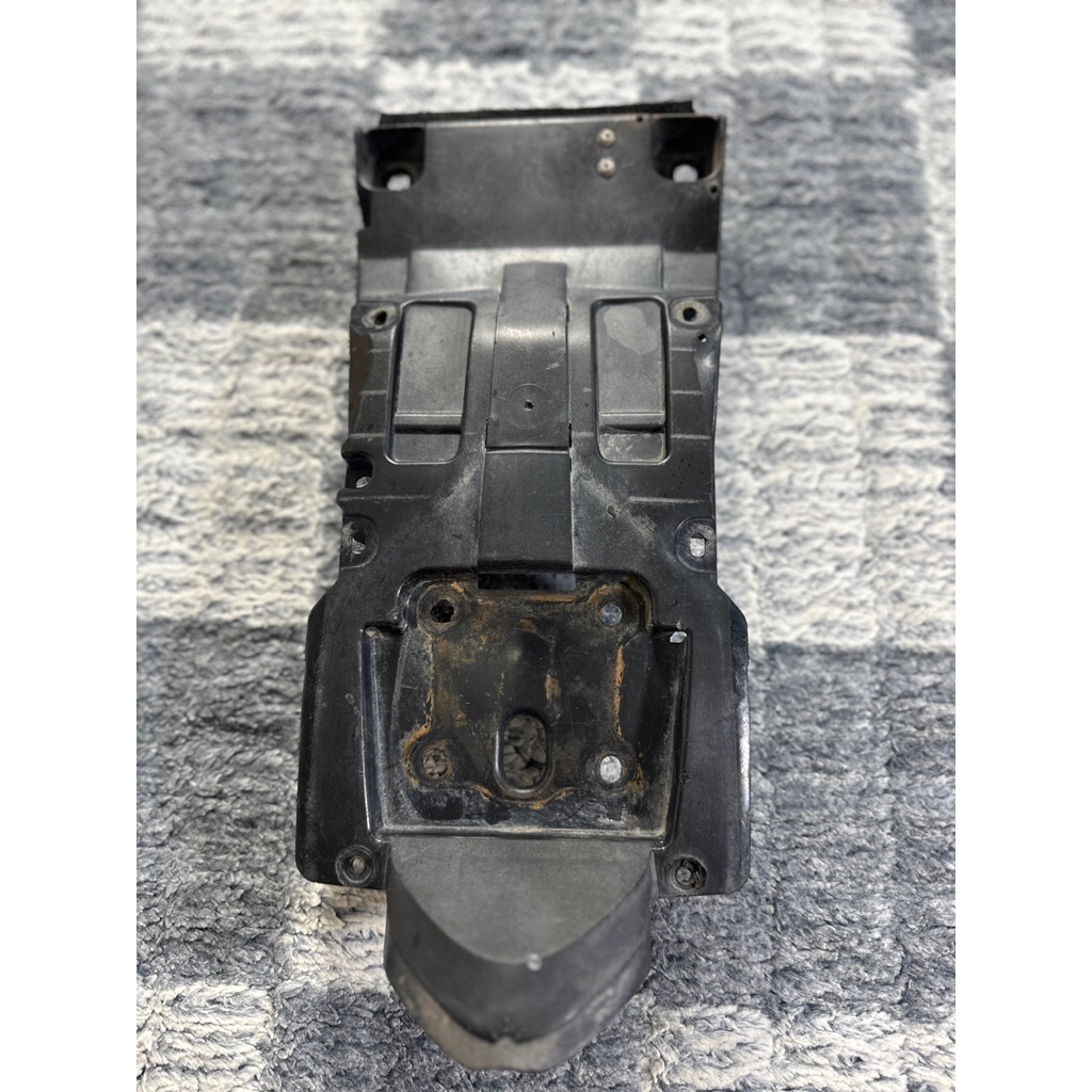 Nhựa đuôi dưới gắn ắc quy GSX r150 s150 zin tháo xe