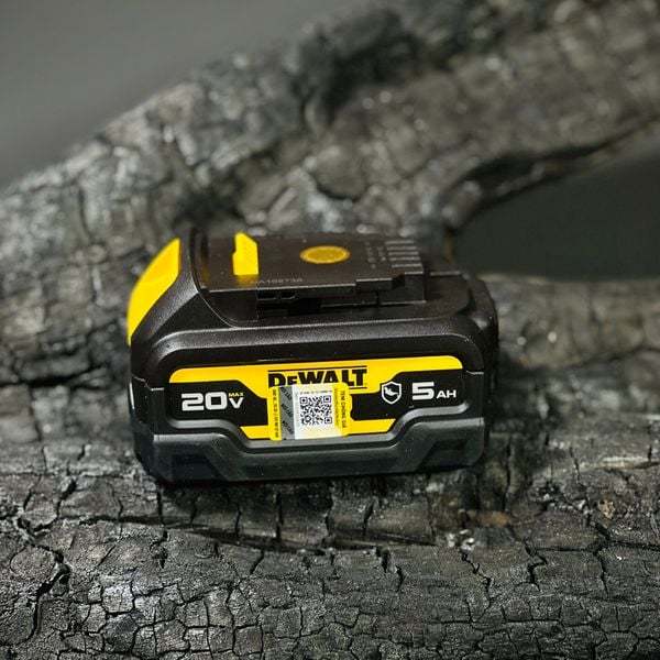 Pin 20V-5AH Dewalt mã DCB184 - DCB184G Bảo Hành 12 Tháng