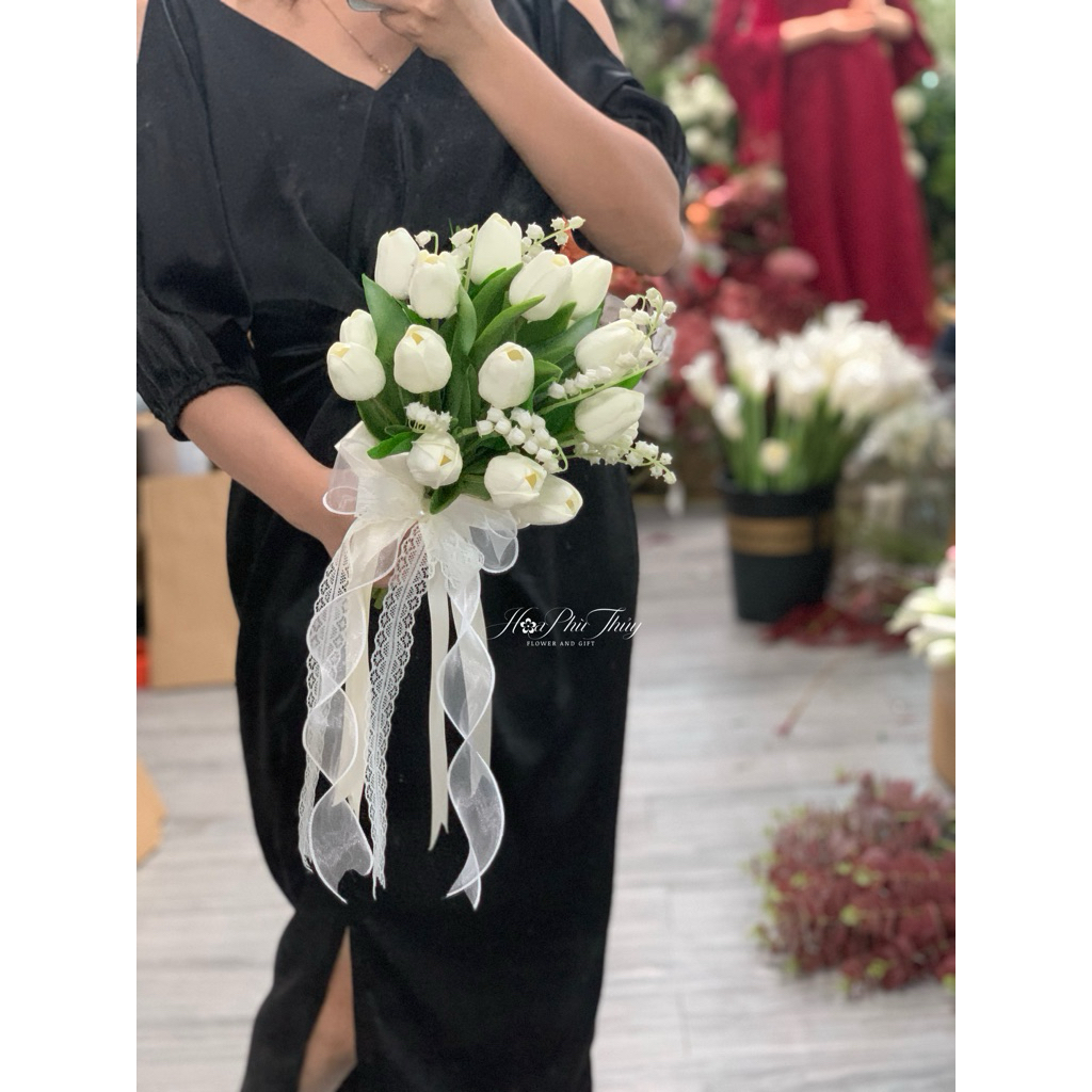 Hoa cưới cầm tay cô dâu bằng cao su non
