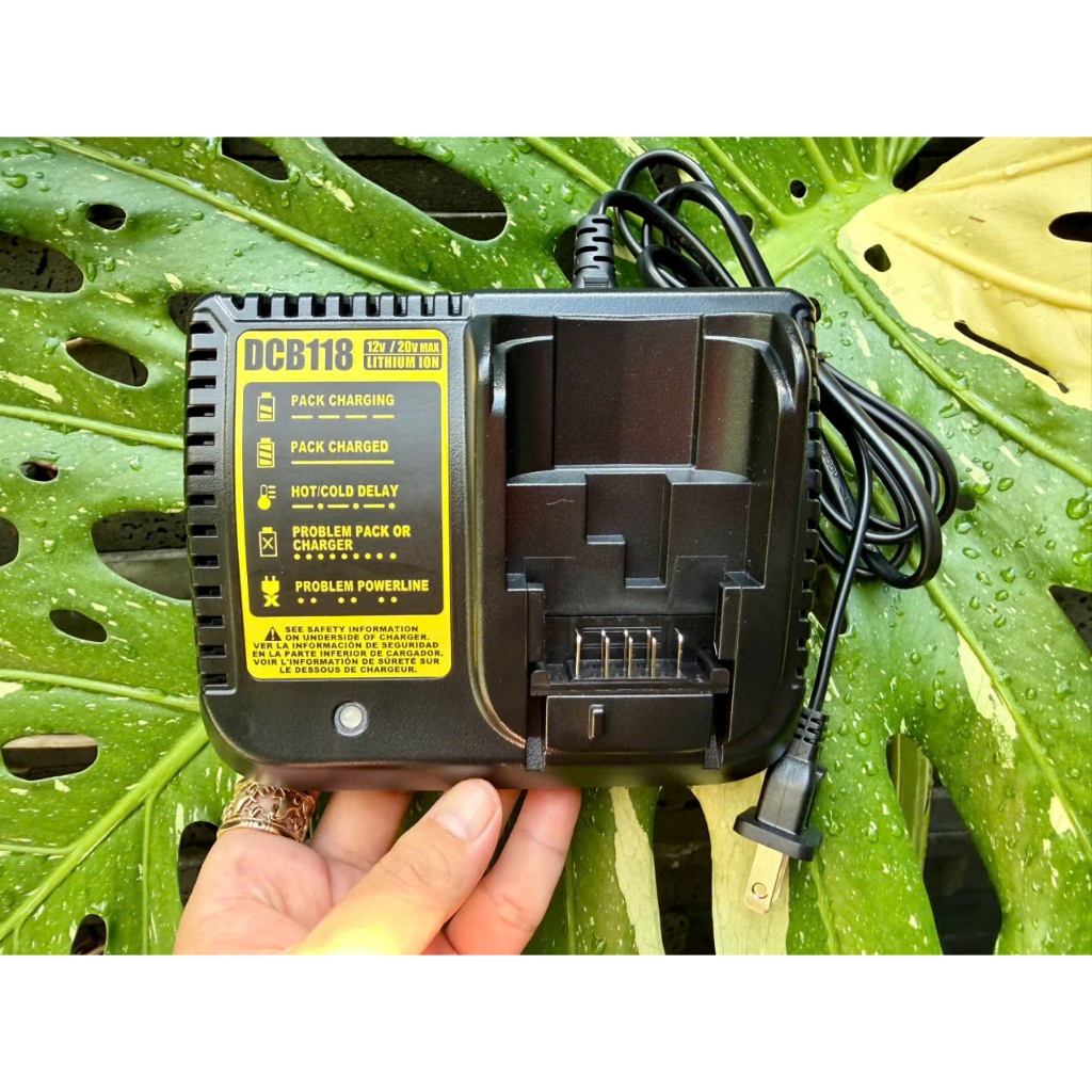 Sạc Dewalt DCB118- 3A , điện 220v. BN.