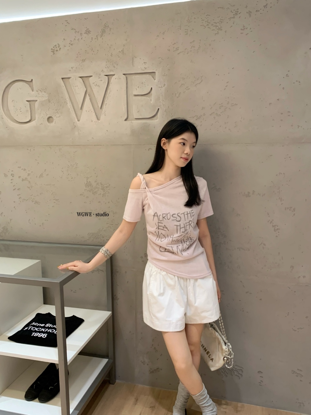 Áo Thun Lệch Vai WGWE Fashion Form Rộng - Áo Phông Nữ Trễ Vai Họa Tiết Chữ Ulzzang 9442 | BigBuy360 - bigbuy360.vn