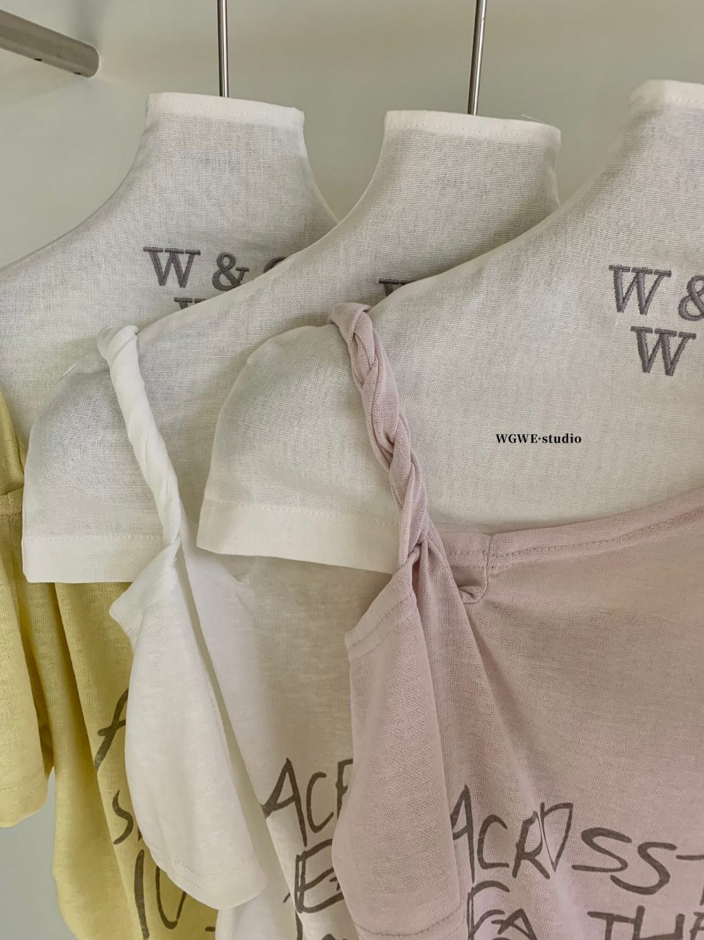 Áo Thun Lệch Vai WGWE Fashion Form Rộng - Áo Phông Nữ Trễ Vai Họa Tiết Chữ Ulzzang 9442 | BigBuy360 - bigbuy360.vn