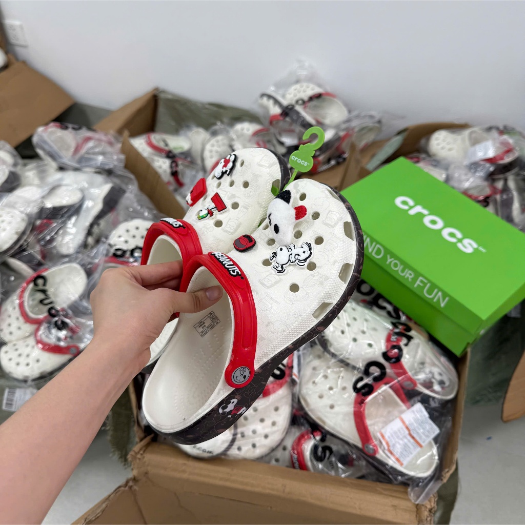 Dép Crocs Snoopy Peanuts Trắng Quai Đỏ Cực Đẹp - Dép Sục Nam Nữ Cao Cấp