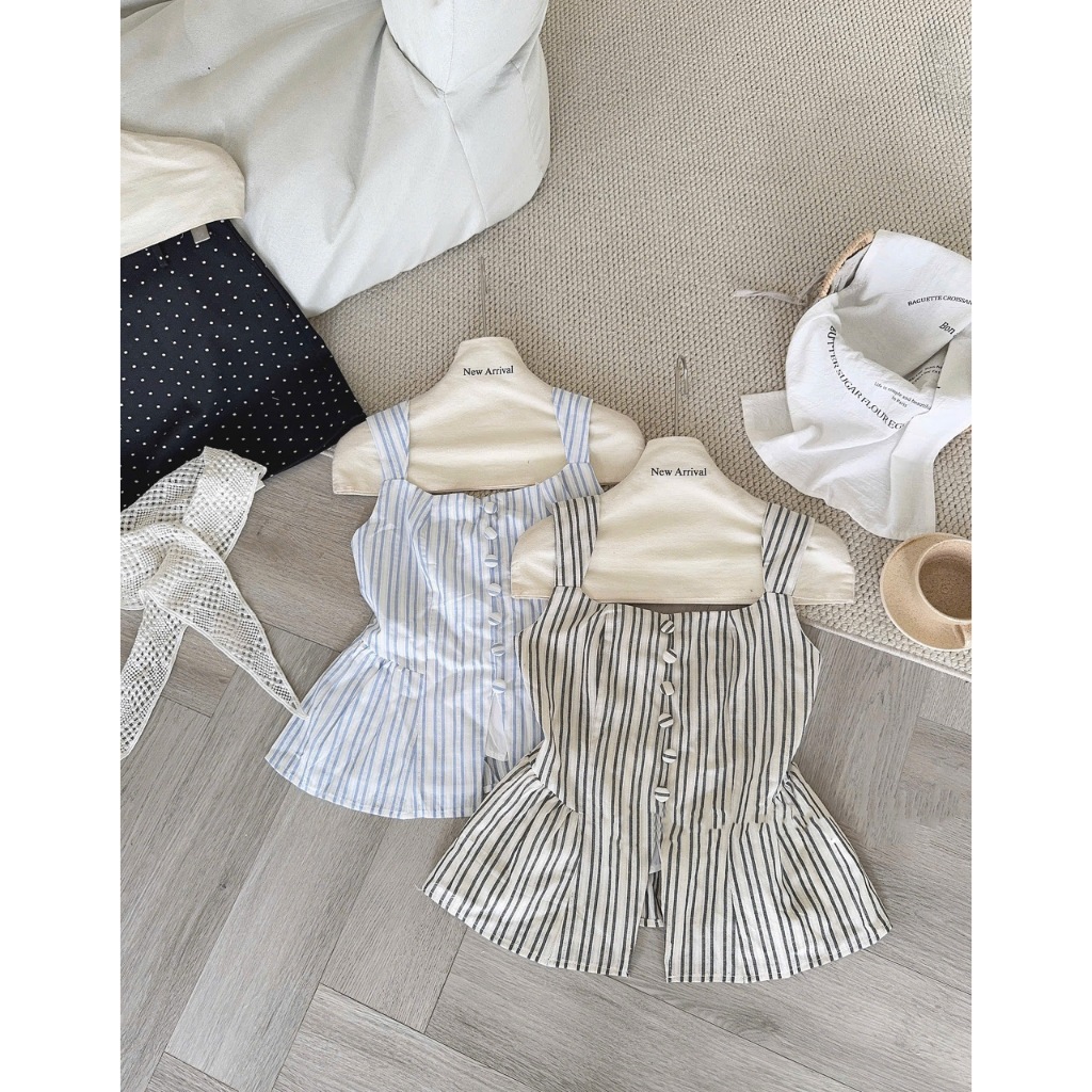 ÁO 2 DÂY BẢN TO PEPLUM HỌA TIẾT KẺ SỌC CỔ VUÔNG PHỐI CÚC BỌC XẺ TÀ SIÊU XINH 2026 - DÀNH CHO NỮ | BigBuy360 - bigbuy360.vn