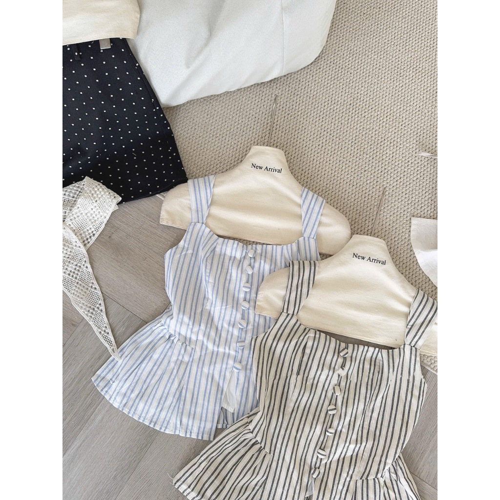 ÁO 2 DÂY BẢN TO PEPLUM HỌA TIẾT KẺ SỌC CỔ VUÔNG PHỐI CÚC BỌC XẺ TÀ SIÊU XINH 2026 - DÀNH CHO NỮ | BigBuy360 - bigbuy360.vn