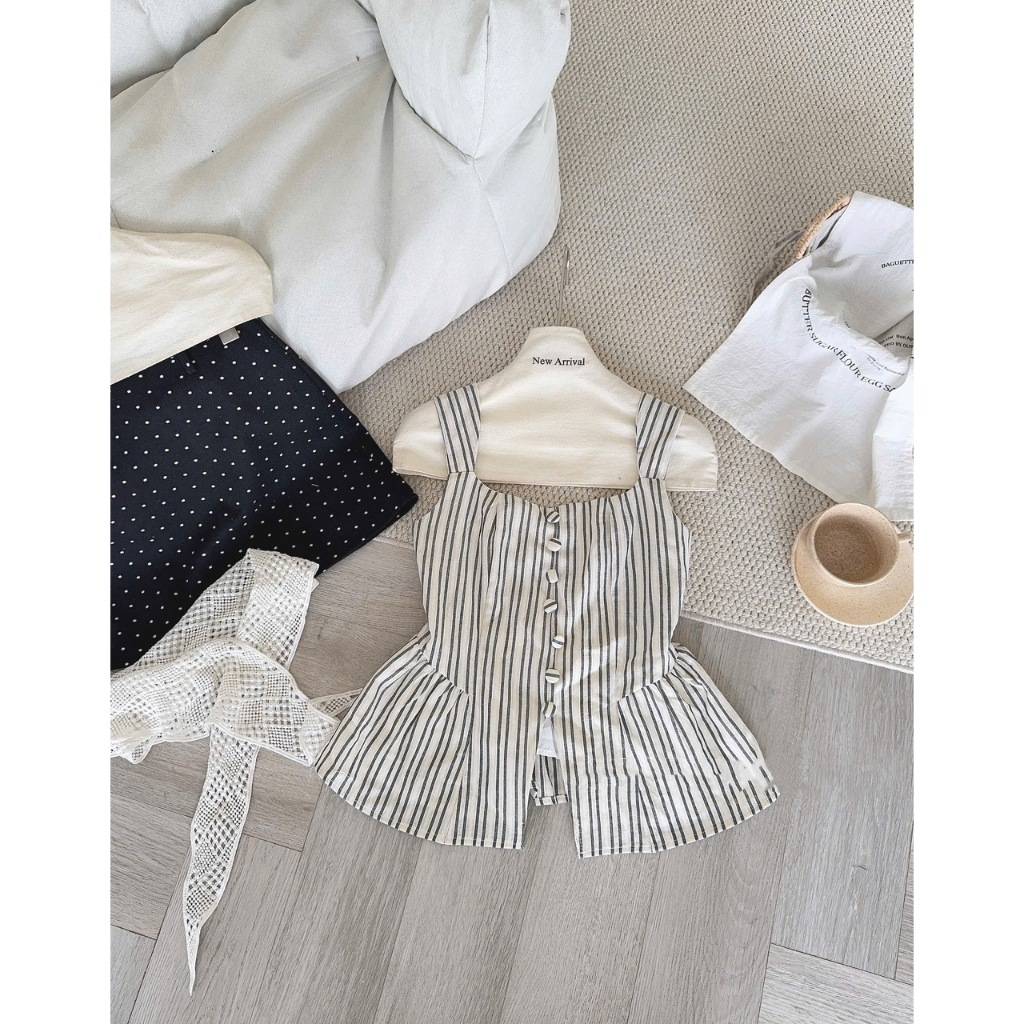 ÁO 2 DÂY BẢN TO PEPLUM HỌA TIẾT KẺ SỌC CỔ VUÔNG PHỐI CÚC BỌC XẺ TÀ SIÊU XINH 2026 - DÀNH CHO NỮ | BigBuy360 - bigbuy360.vn