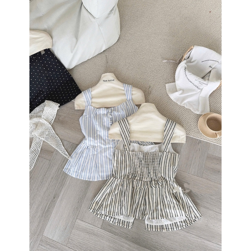 ÁO 2 DÂY BẢN TO PEPLUM HỌA TIẾT KẺ SỌC CỔ VUÔNG PHỐI CÚC BỌC XẺ TÀ SIÊU XINH 2026 - DÀNH CHO NỮ | BigBuy360 - bigbuy360.vn