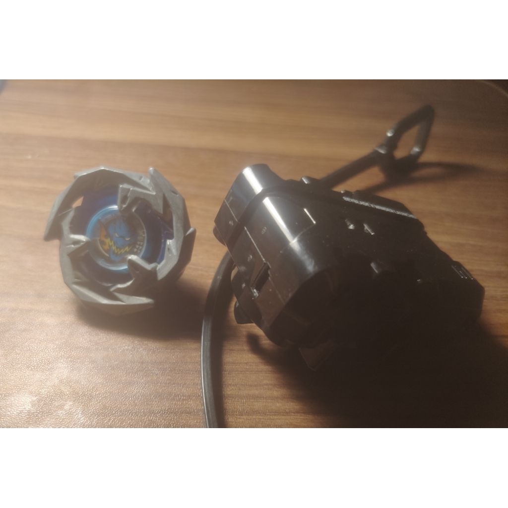 Con quay Beyblade X DranSword chính hãng kèm bệ phóng launcher(đã qua sử dụng)