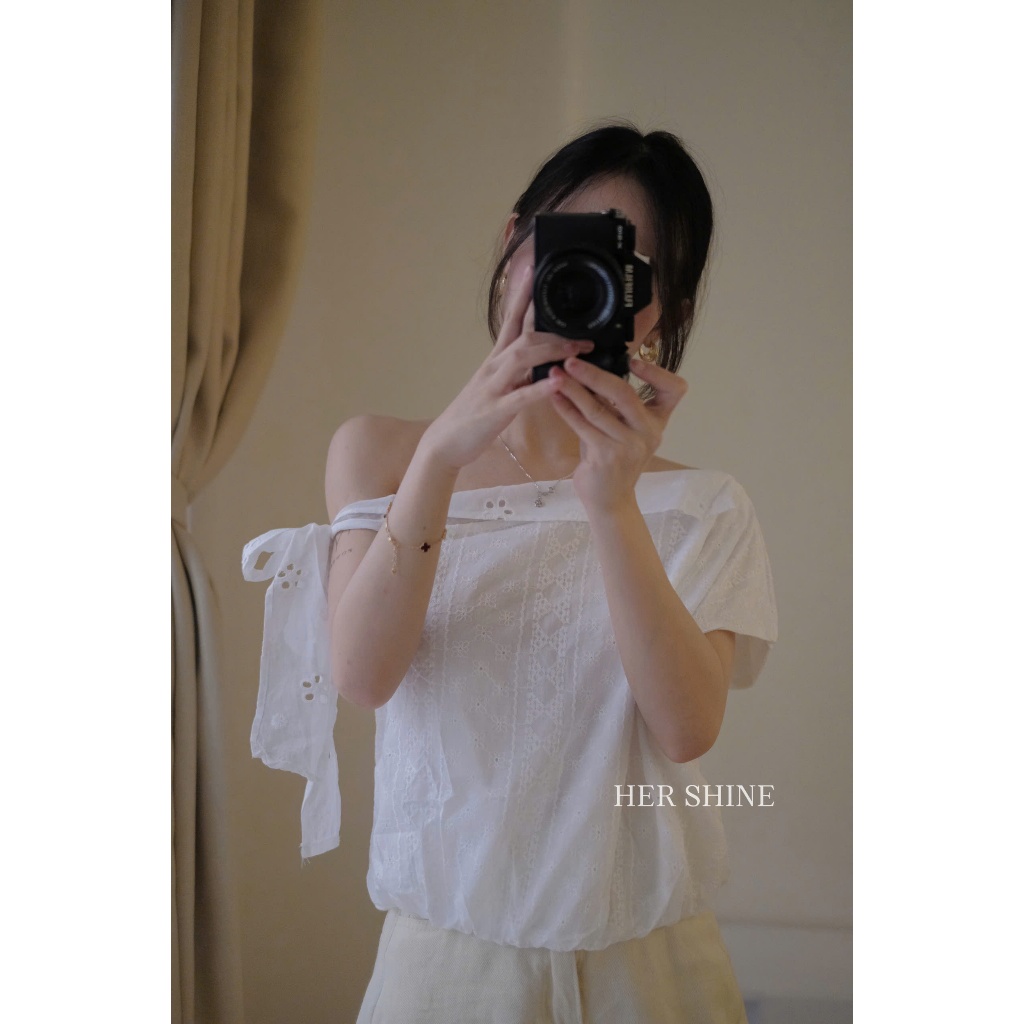 HER SHINE – Áo Trễ Vai Lệch Vai Áo Thô Boil Thêu Hoa Nữ Tính Style Hàn Quốc